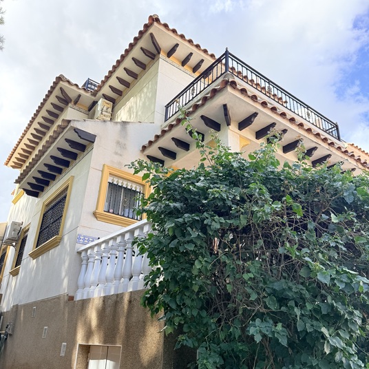 Wonen onder de Spaanse zon, stijl, comfort en toplocatie. — foto 2